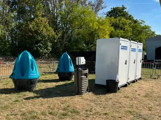 Urinoirs autonomes, lave-mains et cabines WC Clean installés sur l'herbe pour un événement en plein air