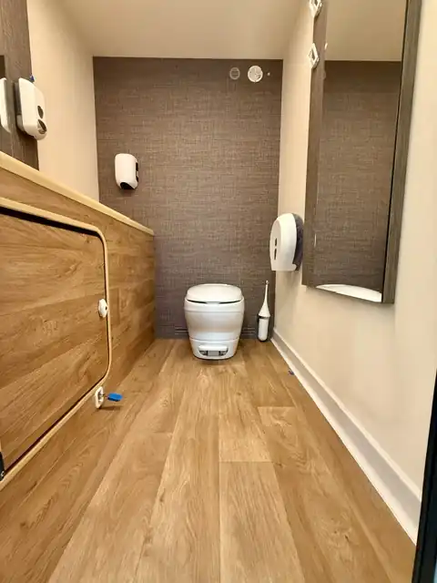Sanitaires autonomes Prestige, intérieur : parquet et plan en bois
