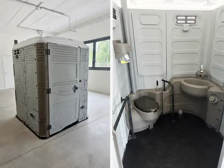 Toilettes mobiles PMR vues de l'extérieur et de l'intérieur, avec barres d'appui