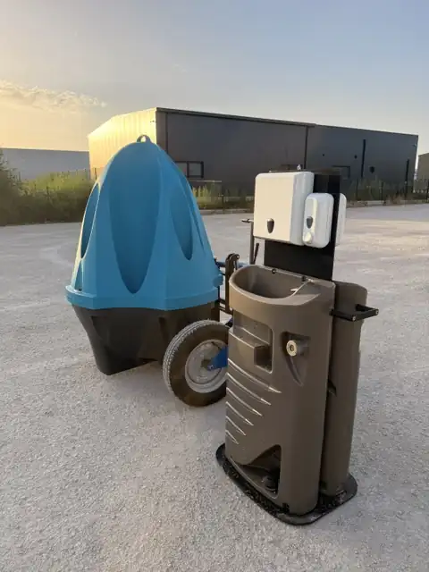 Urinoir masculin autonome bleu et lave-mains mobile